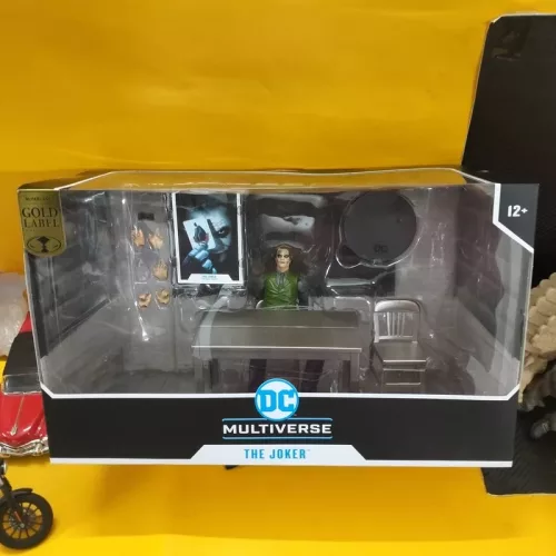 McFarlane DC Multiverse Gold Label Collection - The Dark Knight - The Joker Interrogation Room Playset (18cm) - Image 1