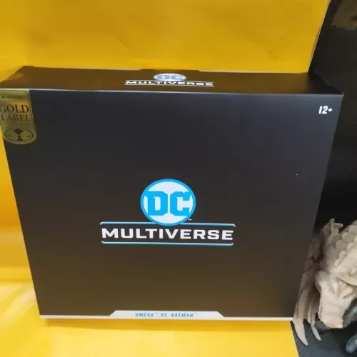 McFarlane DC Multiverse Gold Label Collection - Omega vs Batman 2 Pack Action Figures (18cm) - Image 2