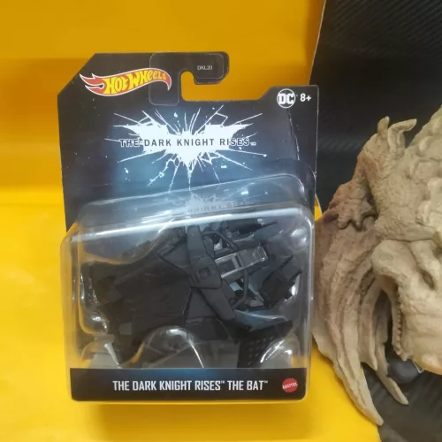 DC Batman: The Dark Knight Rises - The Bat Vehicle (FNG59) - Image 1