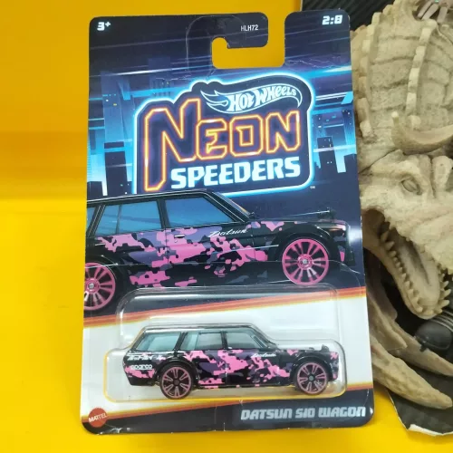 DAMAGED CARD Neon Speeders - Datsun Sio Wagon (HRW68) - Image 1